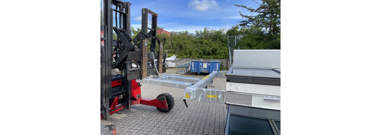NordMas medbringertrucks lfter vinduer i Kastrup Lufthavn