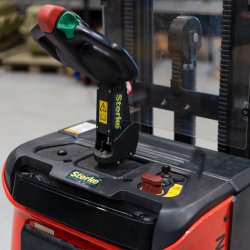 Elektrisk stabler med stplade