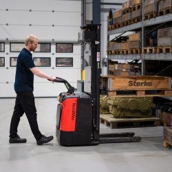 Elektrisk stabler med stplade