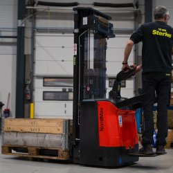 Elektrisk stabler med stplade