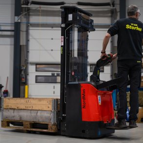 Elektrisk stabler med stplade