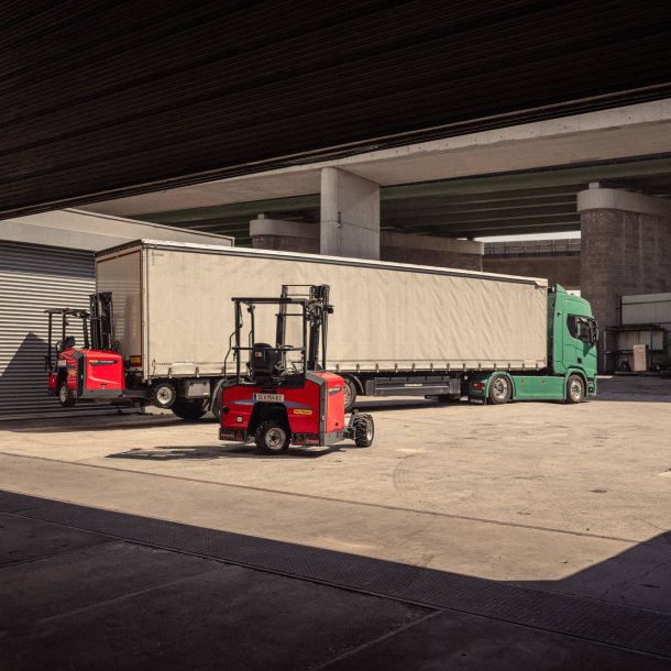 Palfinger medbringertruck med midters�de