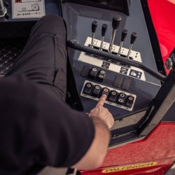 Palfinger medbringertruck med midters�de