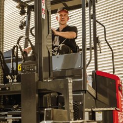 Elektrisk palfinger medbringertruck med midtersde