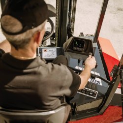 Elektrisk palfinger medbringertruck med midtersde