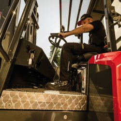 Elektrisk palfinger medbringertruck med midtersde