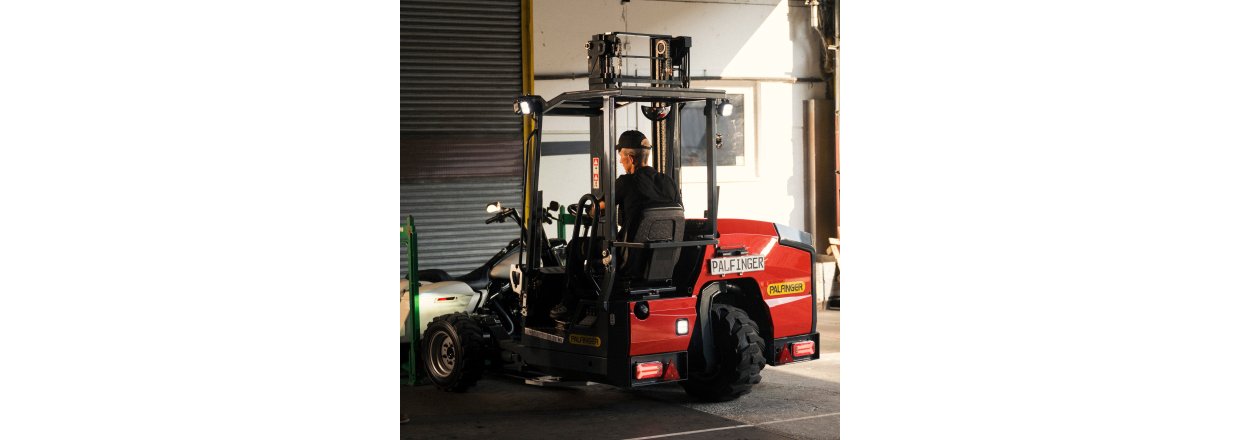LED-lys, kamera og visuelle advarsler p� medbringertrucks - fokus p� sikkerhed.