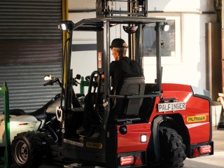 LED-lys, kamera og visuelle advarsler p� medbringertrucks - fokus p� sikkerhed.